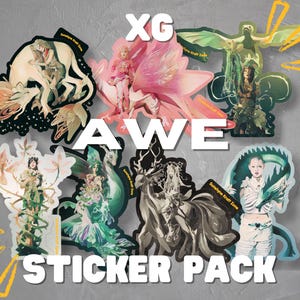 Może przedstawiać: Zestaw naklejek z tekstem "XG AWE STICKER PACK" w białych literach na szarym tle. Naklejki przedstawiają kolorowe ilustracje fantastycznych stworzeń i postaci.