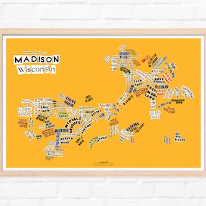 Puede incluir: Un fondo amarillo con un mapa de Madison, Wisconsin, creado utilizando los nombres de los diferentes barrios de la ciudad. Los barrios están dispuestos de manera que se asemejan a la forma de la ciudad. El texto "MADISON Wisconsin" está en la parte superior del mapa.
