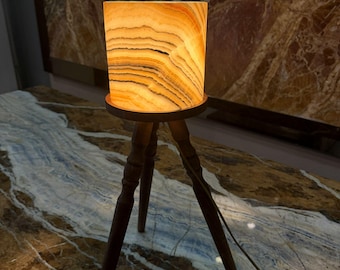 Handgemaakte natuursteen vloerlamp, houten statiefvoet, sfeerverlichting, uniek marmerpatroon, moderne sculpturale verlichting