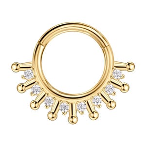 Puede incluir: Una taza de cerámica blanca con un asa negra y el texto "But First, Coffee" en negrita negra. La taza se encuentra sobre un fondo neutro, resaltando su diseño sencillo.