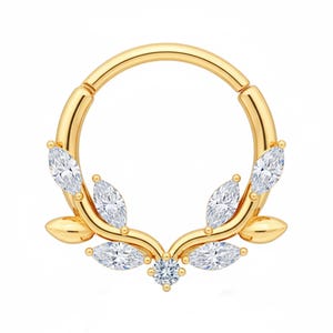 Könnte beinhalten: Ein goldfarbener Septumring mit einem blattartigen Design. Der Ring verfügt über mehrere klare, marquiseförmige Edelsteine und einen einzelnen runden Edelstein in der Mitte. Der Markenname "ARGON JEWELS" ist unten aufgedruckt.