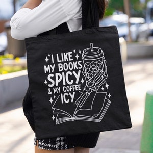 J'aime Mes livres épicés et mon café glacé, Style gothique, Idées cadeaux bibliothèques, Sac de livres, Sac livresque, Sac de livres Witchy, Kindle, Fait main