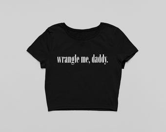 Wrangle Me Daddy, Y'allternative Cowboy Western Funny Crop Top Vibes de verano