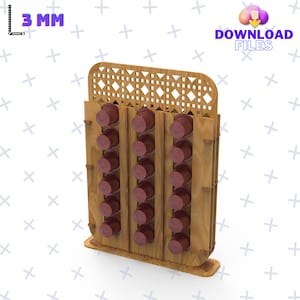 以下が含まれることがあります： 格子模様の天然木製のコーヒーカプセルホルダー。コーヒーカプセルを収納できるスロットが18個あります。ホルダーは薄い茶色です。