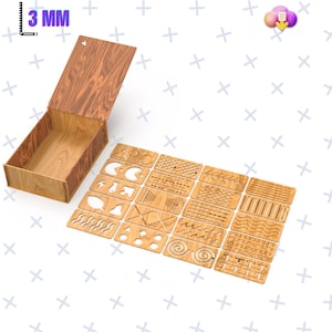 Puede incluir: Caja de madera con tapa con bisagras y un juego de plantillas de madera. La caja y las plantillas son de madera de color marrón claro. Las plantillas tienen varias formas y patrones recortados. La caja está abierta, revelando las plantillas.