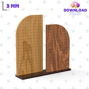 Puede incluir: Dos tableros de madera con clavijas y tapas redondeadas, uno marrón claro y otro marrón oscuro, montados sobre una base negra. Los tableros tienen un grosor de 3 mm.