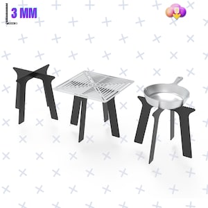 Puede incluir: Tres soportes de metal negro con tapas cuadradas de diferentes tamaños. La tapa más grande es una parrilla con un patrón geométrico. El soporte del medio tiene una tapa cuadrada. El soporte más pequeño tiene una tapa redonda. Los soportes tienen un grosor de 3 mm.