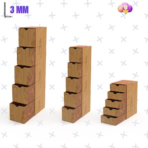 Pode incluir: Três unidades de gavetas de madeira de diferentes alturas. As unidades são construídas em madeira castanha clara e escura, com cada gaveta com uma pega curva. As unidades estão dispostas da mais alta para a mais curta, mostrando um design em camadas.