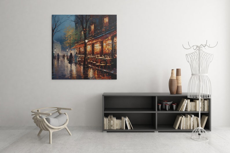 Puede incluir: Una pintura de una escena callejera parisina de noche con un caf&eacute; en la esquina. El caf&eacute; est&aacute; iluminado con c&aacute;lidas luces amarillas y hay gente sentada afuera en mesas. La calle est&aacute; mojada por la lluvia y hay farolas a ambos lados de la calle.