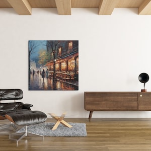 Puede incluir: Una pintura que representa una escena de calle parisina de noche, con un caf&eacute; en la esquina. El caf&eacute; est&aacute; iluminado con luces amarillas c&aacute;lidas y hay gente sentada afuera en mesas. La calle est&aacute; mojada por la lluvia y hay farolas a ambos lados de la calle.