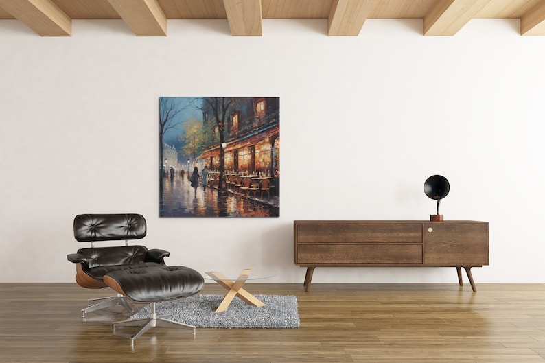 Puede incluir: Una pintura que representa una escena de calle parisina de noche, con un caf&eacute; en la esquina. El caf&eacute; est&aacute; iluminado con luces amarillas c&aacute;lidas y hay gente sentada afuera en mesas. La calle est&aacute; mojada por la lluvia y hay farolas a ambos lados de la calle.