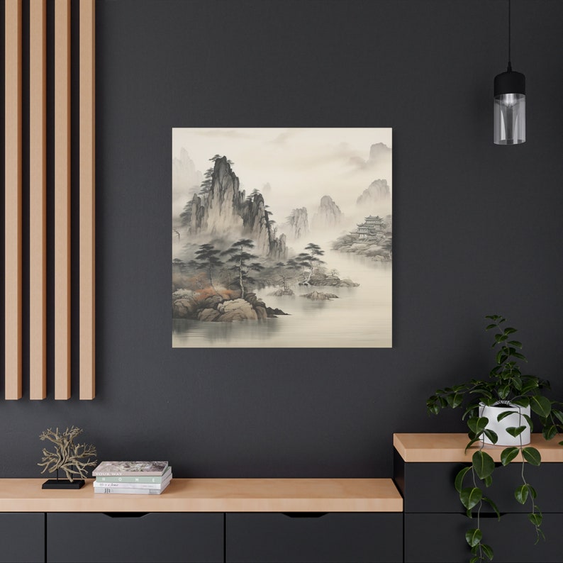 K&ouml;nnte beinhalten: Ein Aquarellbild einer nebeligen Berglandschaft mit einem kleinen Dorf, das sich in den Ausl&auml;ufern befindet. Das Bild ist in Graut&ouml;nen und Wei&szlig; gehalten, mit Akzenten in Gr&uuml;n und Braun.