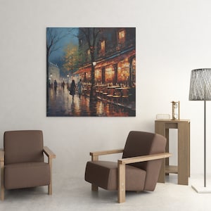 Puede incluir: Una pintura que representa una escena de calle parisina de noche, con un caf&eacute; en la esquina. El caf&eacute; est&aacute; iluminado con luces amarillas c&aacute;lidas y hay gente sentada afuera. La calle est&aacute; mojada por la lluvia y hay gente caminando.