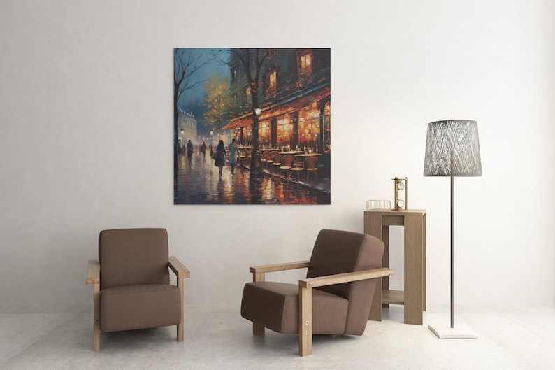 Puede incluir: Una pintura que representa una escena de calle parisina de noche, con un caf&eacute; en la esquina. El caf&eacute; est&aacute; iluminado con luces amarillas c&aacute;lidas y hay gente sentada afuera. La calle est&aacute; mojada por la lluvia y hay gente caminando.