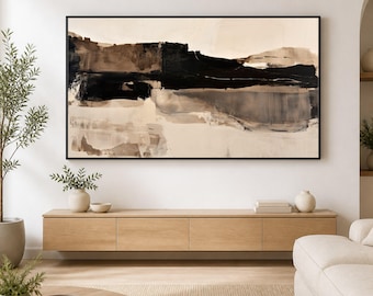 Puede incluir: Una gran pieza de arte mural rectangular que presenta una pintura de paisaje abstracto con trazos horizontales audaces en tonos negro, marrón oscuro y beige suave, encerrada en un marco negro delgado y exhibida horizontalmente en la pared.