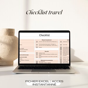 Peut inclure: Un ordinateur portable avec un écran affichant une liste de contrôle pour les voyages. La liste de contrôle est en français et comprend des catégories pour le paiement, la sécurité et les vêtements. Le texte en bas de l'écran indique "FICHIER EXCEL | ACCES INSTANTANNÉ".