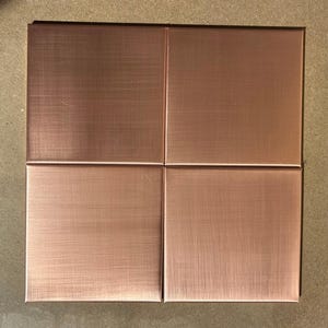 Carrelage élégant en cuivre pur de différentes tailles et finitions patinées, décoration murale pour dosseret en cuivre