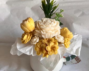 Ramo de flores de cera artesanal / Arreglo floral en taza de té