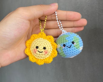 Gehäkelte Erde Und Sonne Schlüsselanhänger, Sonne und Erde Amigurumi, Mini Earth Sun Plushie, Paar Schlüsselanhänger, Taschenanhänger Rucksack Zubehör