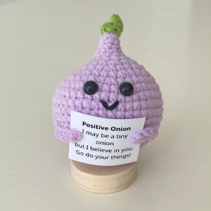 Cebola positiva engraçada, brinquedo de cebola de tricô com cartão positivo, boneca de cebola de crochê com vegetais inspiradores de lã fofa, presentes para animar