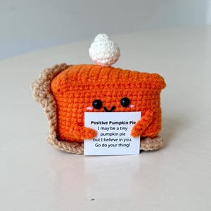 Peluche de pastel de calabaza de ganchillo, rebanada de pastel de calabaza positiva, decoración de mesa para el hogar, regalos de otoño, Halloween, Acción de Gracias para familiares, amigos y compañeros de trabajo.