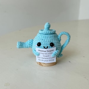 Tetera de ganchillo con mensaje positivo, tetera de peluche con apoyo emocional, regalo para amantes del té, regalos de cumpleaños para niños, familiares, amigos y compañeros de trabajo.