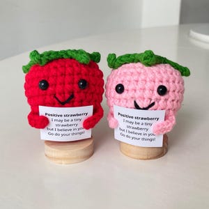 Morango positivo engraçado, brinquedo de morango de malha com cartão positivo, boneca de frutas de crochê de morango inspiradora de lã fofa, presentes para animar