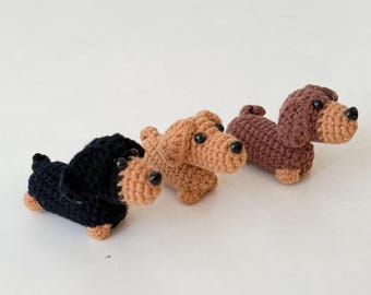 Ręcznie robiony brelok z jamnikiem na szydełku, jamnik amigurumi, miniaturowy pluszowy jamnik, urocze prezenty z jamnikiem, uroczy brelok do torebki