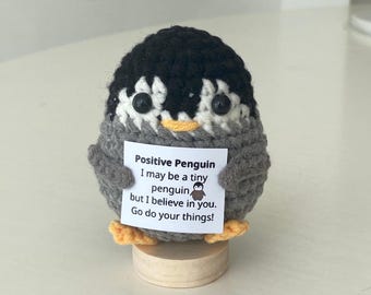 TOYMIS 2 Piezas Pingüino De Ganchillo Positivo 6,5cm - Muñeco De Punto Con Tarjeta Motivadora Para Regalo De Cumpleaños, Decoración De Escritorio Y Detalle Original (Gris Y Negro)