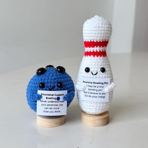 Lustiges positives Bowling, gestrickter Bowling-Pin mit positiver Karte, niedliche Bowlingkugel-Wolle inspirierend, Aufmunterungsgeschenk für Bowling-Teamspieler