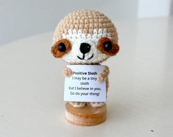 Bicho-preguiça de crochê para decoração de mesa, pelúcia inspiradora e emotiva, presente de aniversário, presente para crianças, familiares, amigos e colegas de trabalho.