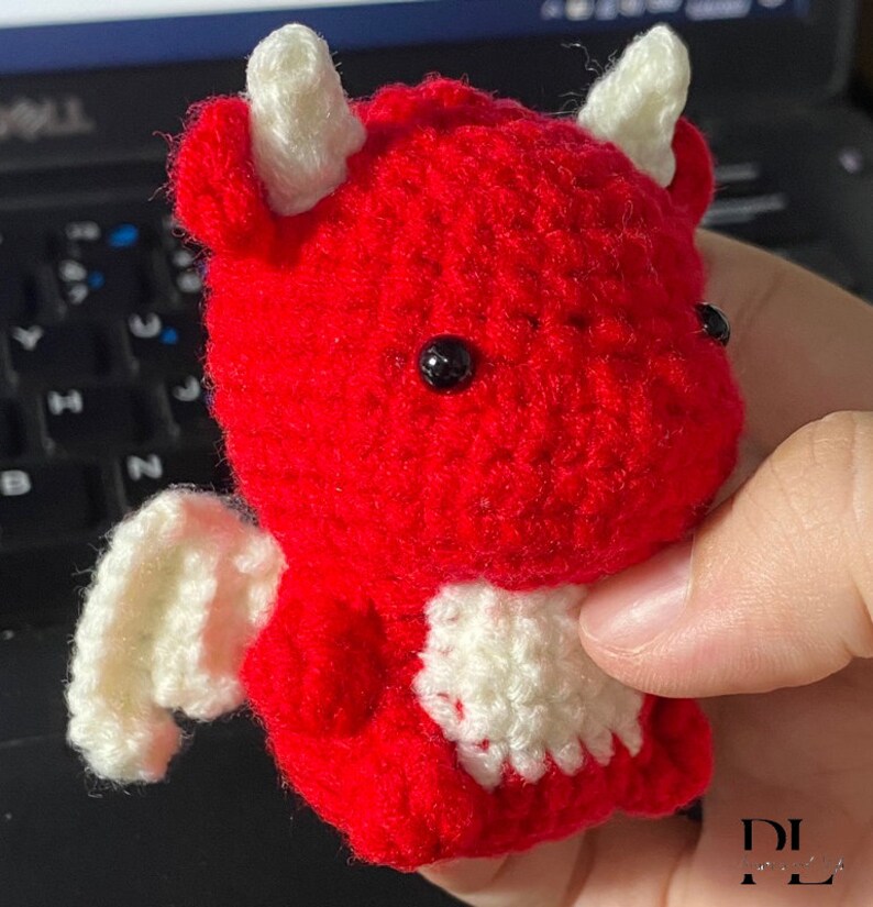 Llavero de ganchillo de dragón bebé hecho a mano, juguete de peluche de felpa de ganchillo mini dragón, juguete relleno de dragón Amigurumi, regalos lindos de dragón bebé de ganchillo imagen 4