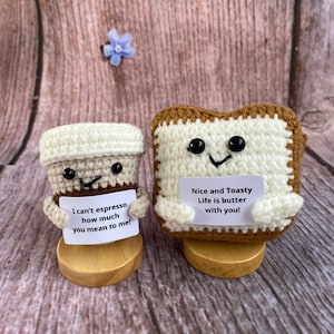 Taza de café y tostadas de ganchillo hechas a mano, compañero de escritorio de ganchillo, regalos para amantes del café para familiares/amigos, decoración de cafetería, regalos de cuidado emocional