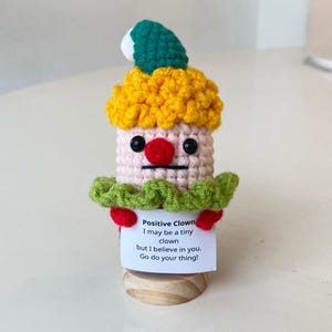 Clown positif au crochet fait main avec décorations de bureau, Peluche de clown de soutien émotionnel, Cadeau d'anniversaire, Cadeaux pour enfants, Cadeaux intéressants