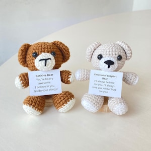 Lustiger positiver Bär, gestrickter Bär mit positiver Karte, niedliche inspirierende Bär-Häkeltiere-Geschenke für Familie / Freund / Kollegen