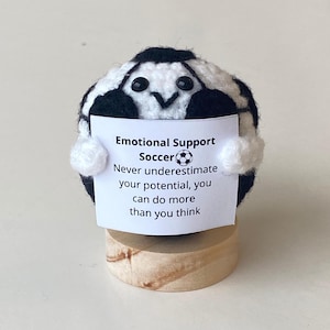 Lustiger positiver Fußball, gestricktes Fußballspielzeug mit positiver Karte, niedliche Ballwolle inspirierend, aufmunterndes Geschenk für Fußballspieler-Gifs