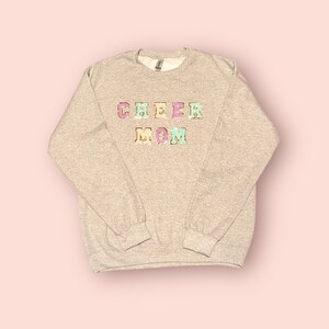 Sudadera "cheer mom" de la carta del Varsity