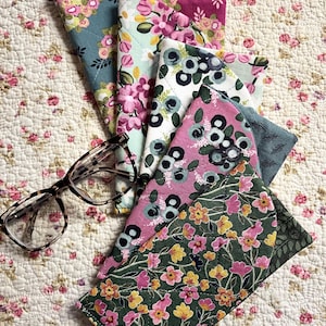 Quilted Eyeglass Case, Padded Glasses Sleeve, Made to Order, Floral Glasses Holder, Handmade Gift for Readers