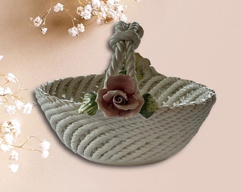 Cesta Capodimonte vintage rectangular blanca de los años 80 - Diseño tejido con asa - Flores de cerámica rosa y amarilla - Fabricada en Italia