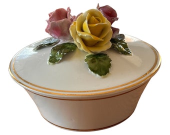 Vintage Capodimonte Ceramic Round Trinket Jewelry Box Rosas Oro dorado Tiny Chip on Flower