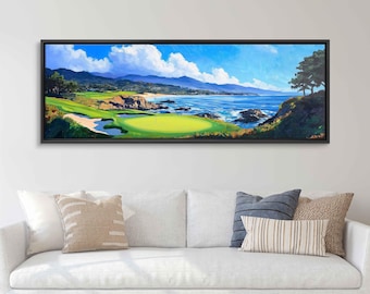 Puede incluir: Una pintura panorámica de un campo de golf con un green de putting verde en primer plano, un océano azul en el fondo y una costa rocosa con árboles y arbustos verdes.