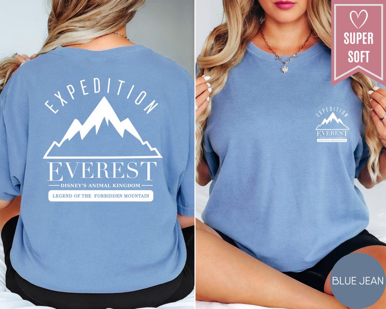 Op de afbeelding: Lichtblauw T-shirt met de tekst "EXPEDITION EVEREST" en een bergafbeelding. De achterkant van het shirt heeft hetzelfde ontwerp, met de tekst "DISNEY'S ANIMAL KINGDOM" en "LEGEND OF THE FORBIDDEN MOUNTAIN".