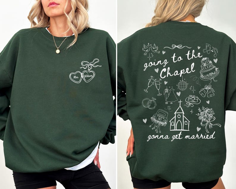 K&ouml;nnte beinhalten: Ein dunkelgr&uuml;nes Sweatshirt mit wei&szlig;em Text und Grafiken. Die Vorderseite zeigt ein herzf&ouml;rmiges Design mit dem Text "Mrs. Wilson". Auf der R&uuml;ckseite steht der Satz "going to the Chapel gonna get married" mit Illustrationen zum Thema Hochzeit.
