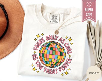 Camiseta Comfort Colors® de amabilidad: "Eres tan genial como tratas a los demás", camisetas retro con mensajes positivos, camiseta gráfica de moda sobre salud mental.