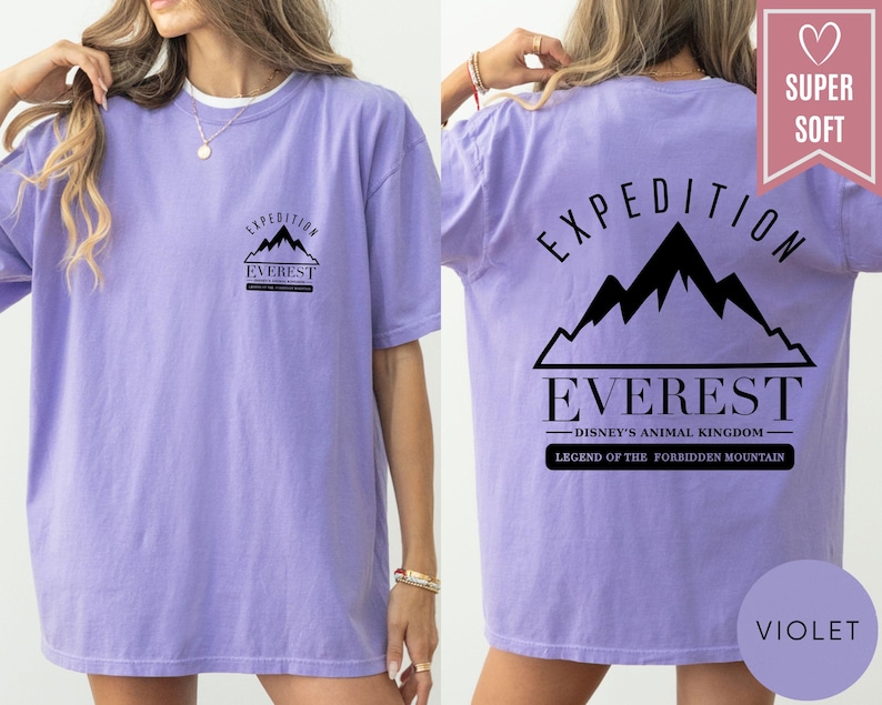 Op de afbeelding: Violetkleurig T-shirt met de tekst "Expedition Everest" en een bergafbeelding. De achterkant van het shirt toont ook "Disney's Animal Kingdom" en "Legend of the Forbidden Mountain".