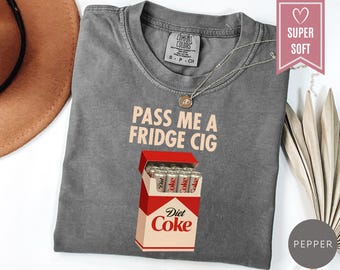 Camiseta "Pásame un cigarrillo de la nevera" de Comfort Colors®, regalo para amantes de la Coca-Cola Light, camiseta humorística sobre bebidas, camiseta retro con refresco, camiseta original para adictos a la cafeína