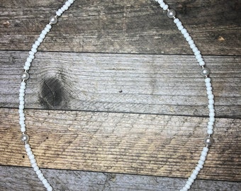 Collier blanc avec perles, collier de perles perlées, bijoux en perles de rocaille, cadeaux pour elle, tour de cou perlé, collier de plage