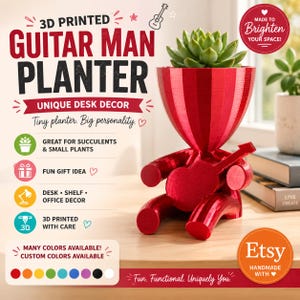 Könnte beinhalten: Ein rot 3D-gedruckter Übertopf in Form einer Figur, die eine Gitarre hält, mit einer grünen Sukkulente. Das Bild enthält den Text: 3D PRINTED GUITAR MAN PLANTER, UNIQUE DESK DECOR, Tiny planter. Big personality., GREAT FOR SUCCULENTS & SMALL PLANTS, FUN GIFT IDEA, DESK SHELF OFFICE DECOR, 3D PRINTED WITH CARE, MANY COLORS AVAILABLE!, CUSTOM COLORS AVAILABLE, MADE TO BRIGHTEN YOUR SPACE!, Etsy HANDMADE WITH.