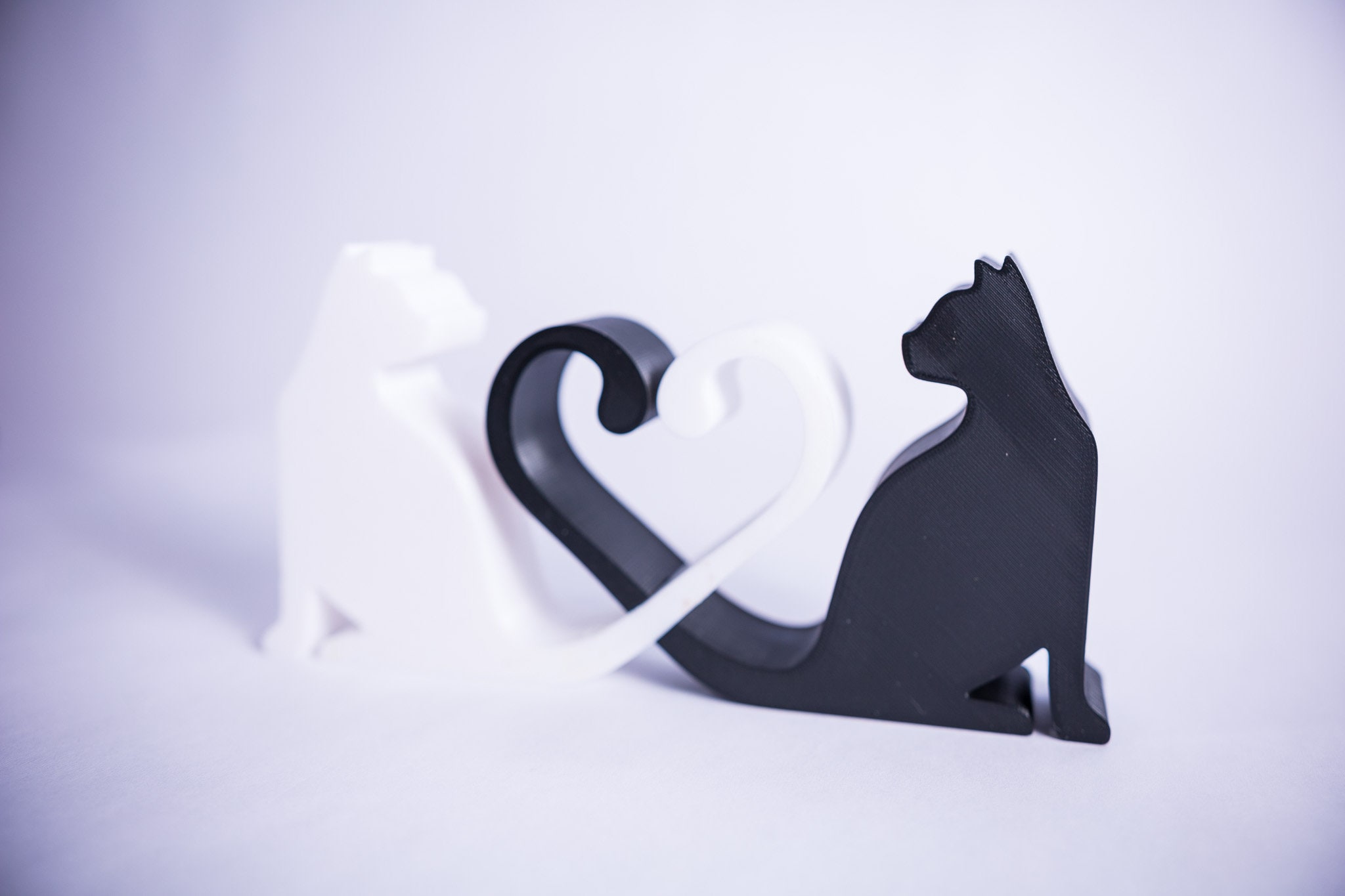 3D Printed Cats In Harmony: Heart-Shaped Tail Display