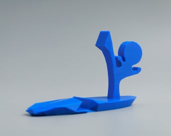 Puede incluir: Una figurita azul impresa en 3D de una persona pateando un objeto azul impreso en 3D.
